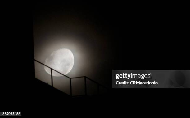 big moon - crmacedonio fotografías e imágenes de stock