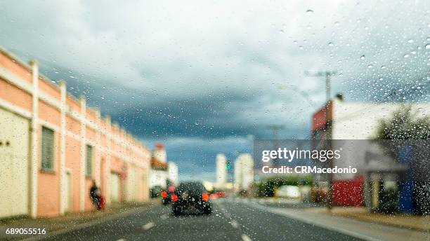 wet street - crmacedonio imagens e fotografias de stock