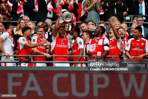 Arsenal O2 Walcott 215 Victor Walcott Stock Photos, High-Res Pictures, and Images - Getty ...