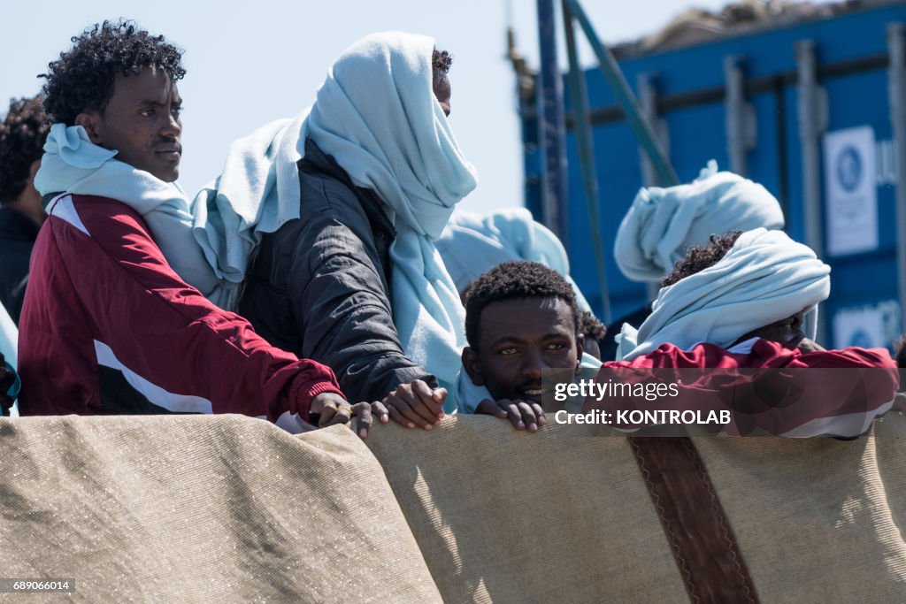 Some migrants during the phase of landing migrants from...