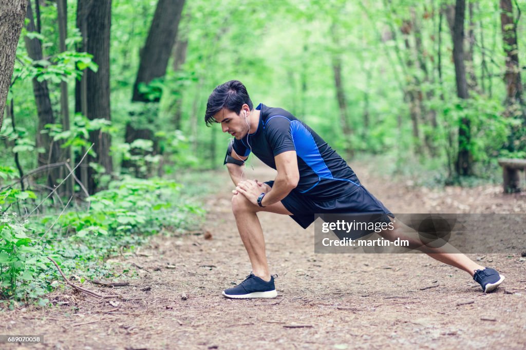 Desportista, esticar as pernas antes de treino