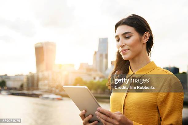 woman with tablet at sunset - ipad glow foto e immagini stock