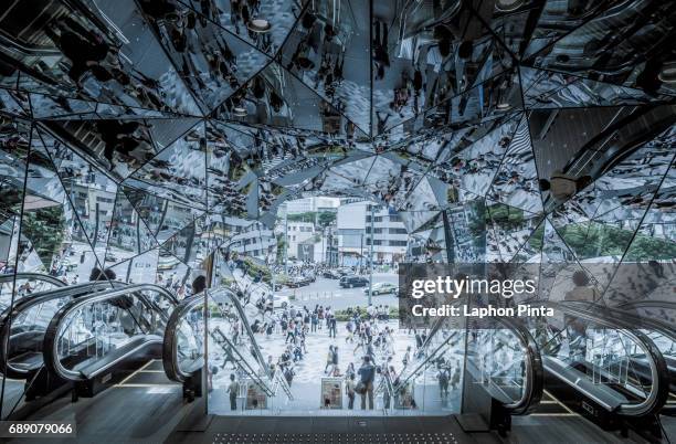 harajuku shopping district reflected by shopping mall mirror - harajuku station fotografías e imágenes de stock