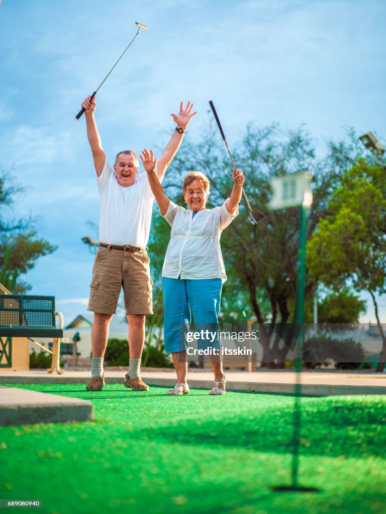 Casal sênior jogando golfe ativo