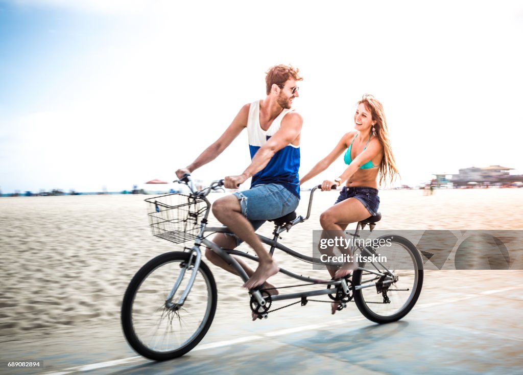 情侶騎串聯自行車在 LA