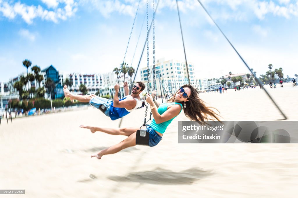 Paar auf Schaukel teetering LA beach