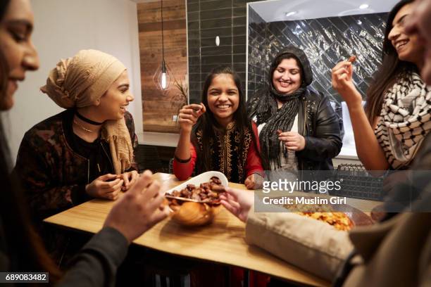 #muslimgirls iftar for ramadan - snacking together - islam stock-fotos und bilder