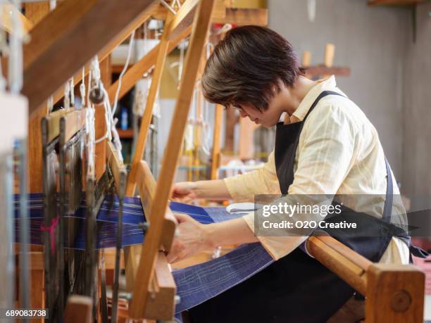 orimono textile shop à okinawa au japon - tisser photos et images de collection