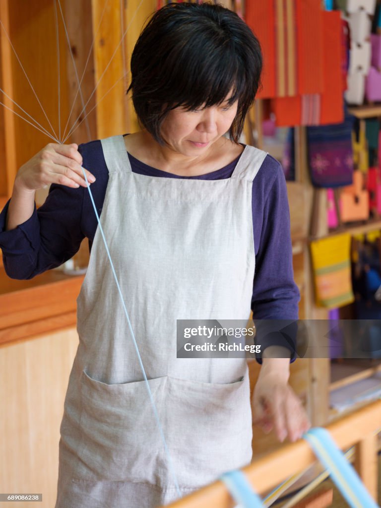 在日本沖繩的織物紡織車間