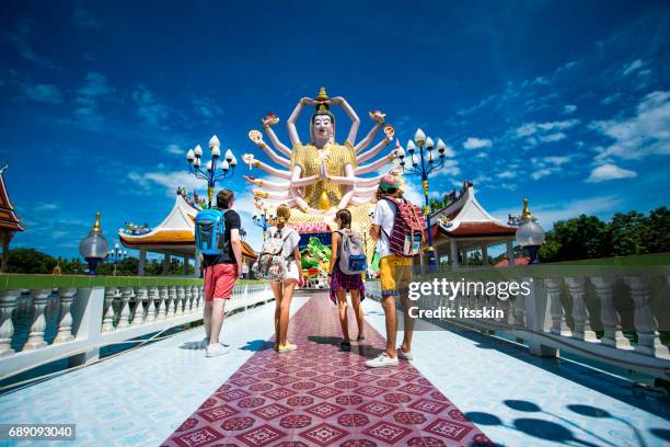 vier vrienden verkennen van thailand - ko samui stockfoto's en -beelden