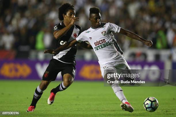 Douglas of Vasco struggles for the ball with Léo Pelé of Fluminense during a match between Vasco and Fluminense part of Brasileirao Series A 2017 at...