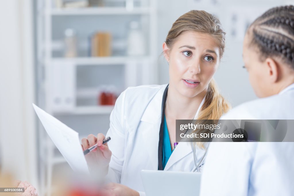 Betrokken arts bespreekt geval van een patiënt met een collega