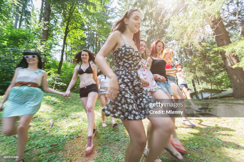 年輕女性夏季運行朝著湖綠色下山