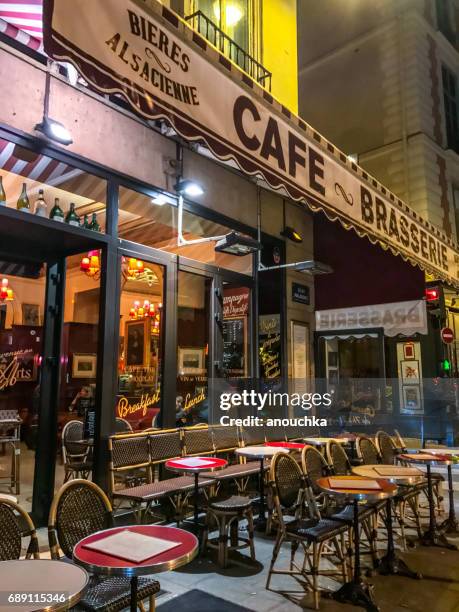 cafe brasserie à paris dans la nuit, france - bar paris photos et images de collection