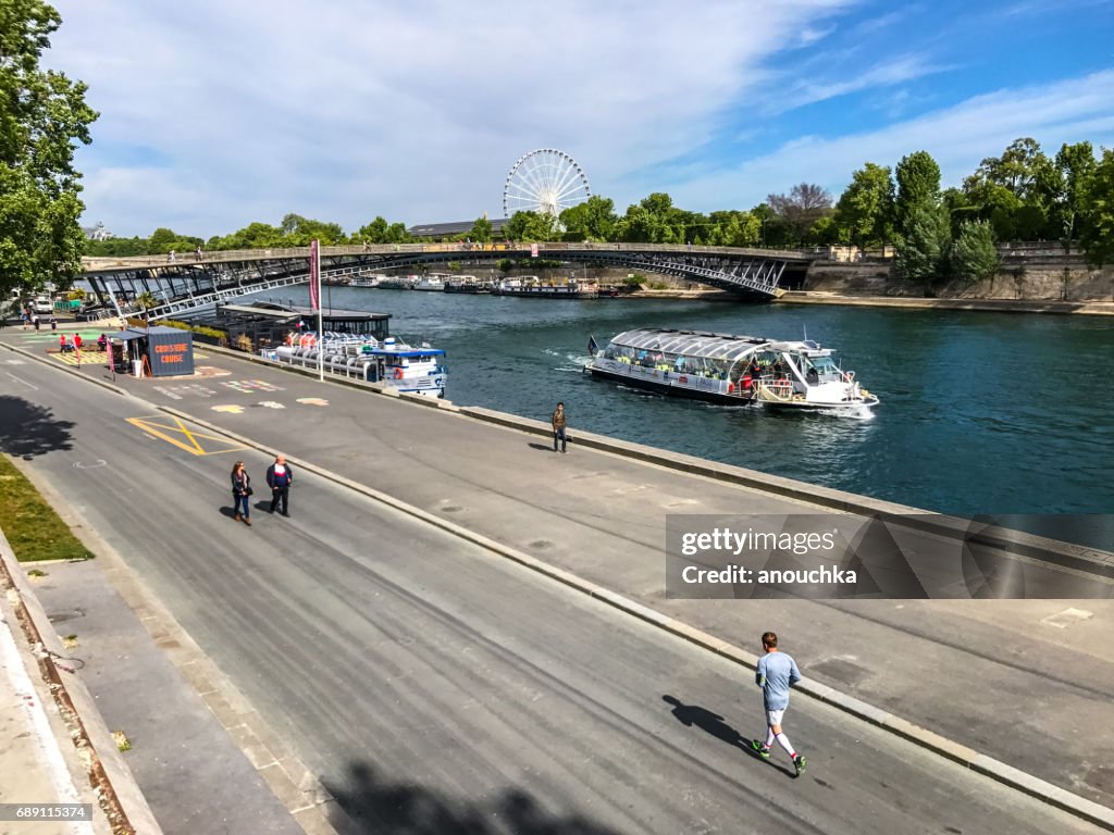 Pessoas que exercem no aterro de Seine, Paris, França