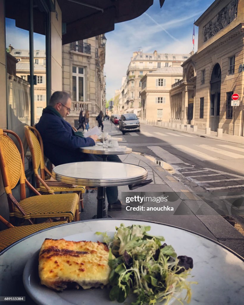 Desayuno fuera en café de París, Francia