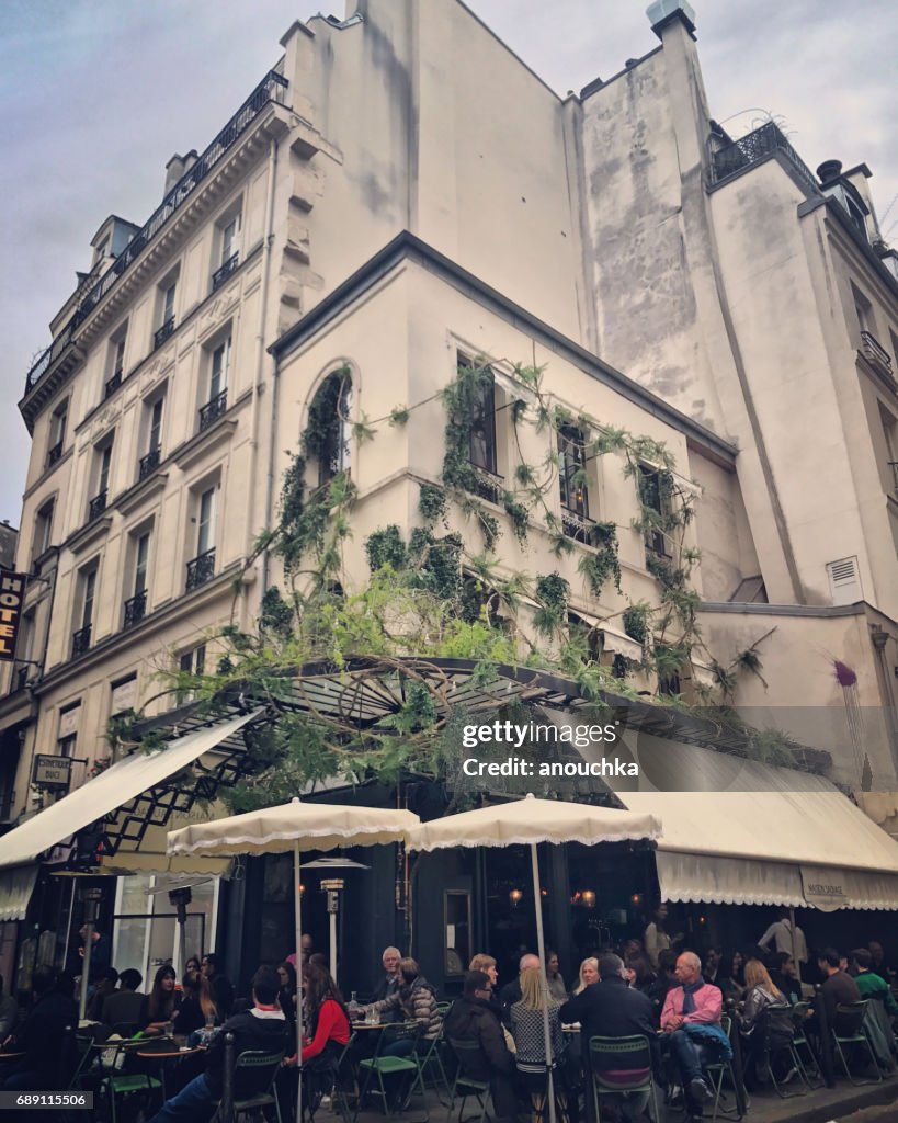 在法國巴黎咖啡館外面吃飯的人