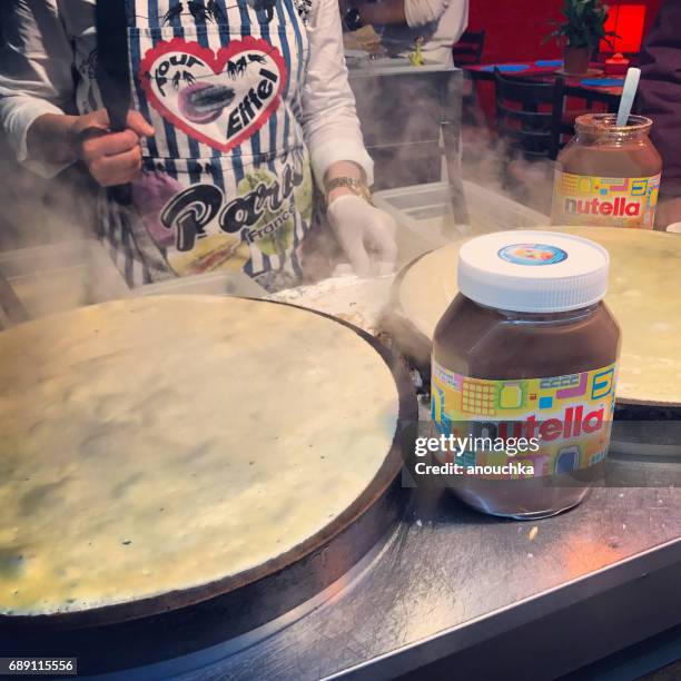 pannenkoeken buiten koken in parijs, frankrijk - nutella stockfoto's en -beelden