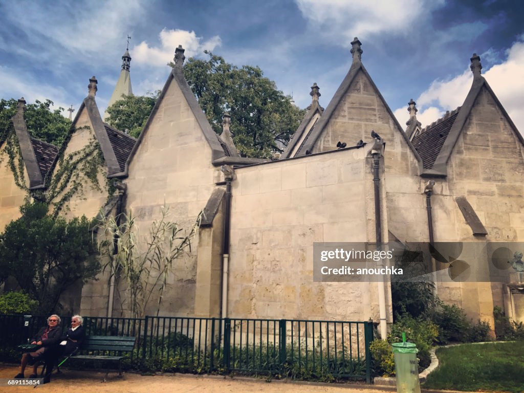 聖塞韋林教堂，法國巴黎附近的一個公園休息的兩個高級婦女