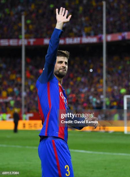 Gerard Pique of FC Barcelona celebrates after winning the Copa Del Rey Final between FC Barcelona and Deportivo Alaves at Vicente Calderon stadium on...