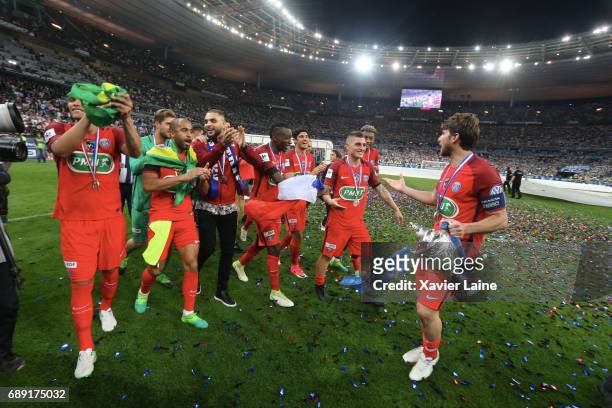 Maxwell of Paris Saint-Germain celebrate the cup with teammates after the French Cup Final match between Paris Saint-Germain and SCO Angers at Stade...