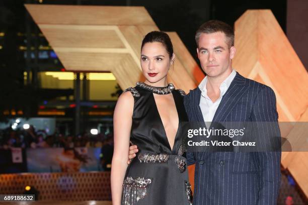 Actress Gal Gadot and actor Chris Pine attend the "Wonder Woman" Mexico City premiere at Parque Toreo on May 27, 2017 in Mexico City, Mexico.