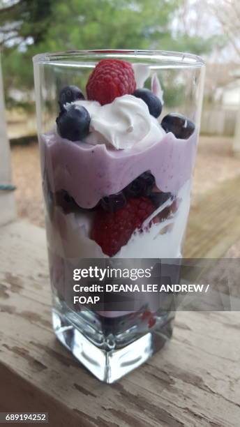 fruit parfait - fruit parfait stock pictures, royalty-free photos & images