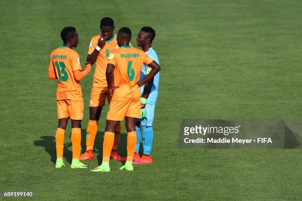 Mangani Banda of Zambia huddles with Ngosa Sunzu, Shemmy Mayembe and Moses Nyondo during the FIFA U-20 World Cup Korea Republic 2017 group C match...
