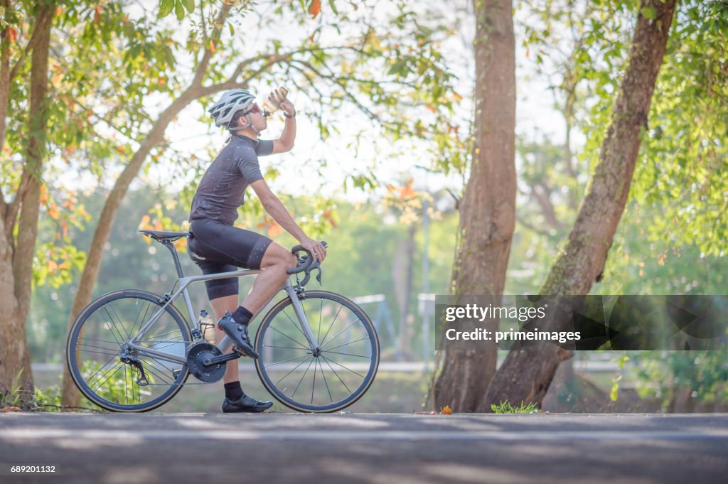 Junger Mann, Radsportler, Mountain-Bike im öffentlichen Park am Morgen