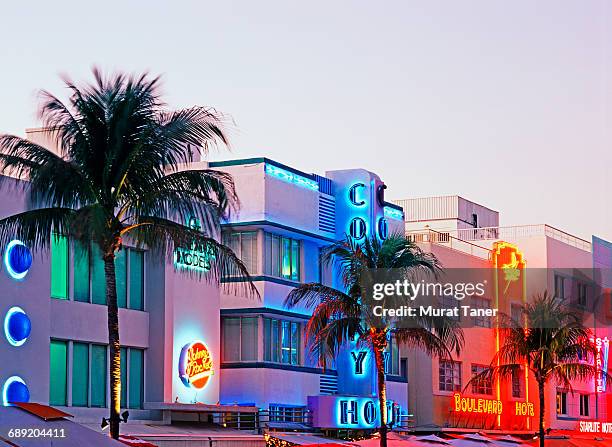 art deco buildings on ocean drive - ocean drive stockfoto's en -beelden