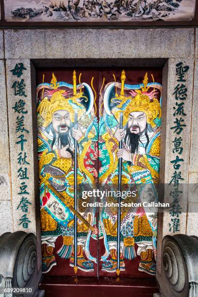 painted doors at thian hock keng temple - thian hock keng temple stock pictures, royalty-free photos & images