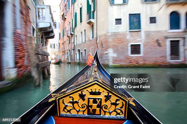 gondola. - gondola traditional boat stockfoto's en -beelden