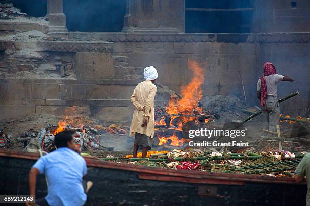 cremation ghats. - cremation stockfoto's en -beelden