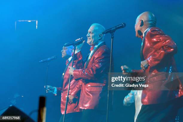 Jerry Rivas 79 El Gran Combo In Concert Stock Photos, High-Res Pictures, and Images ...