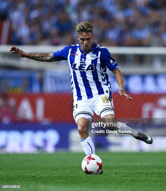 Kiko Femenia of Deportivo Alaves runs with the ball during the Copa Del Rey Final between FC Barcelona and Deportivo Alaves at Vicente Calderon...