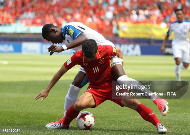 Thanh Binh Dinh of Vietnam is challenged by Wesly Decas of Honduras during the FIFA U-20 World Cup Korea Republic 2017 group E match between Honduras...