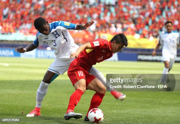Thanh Binh Dinh of Vietnam is challenged by Wesly Decas of Honduras during the FIFA U-20 World Cup Korea Republic 2017 group E match between Honduras...