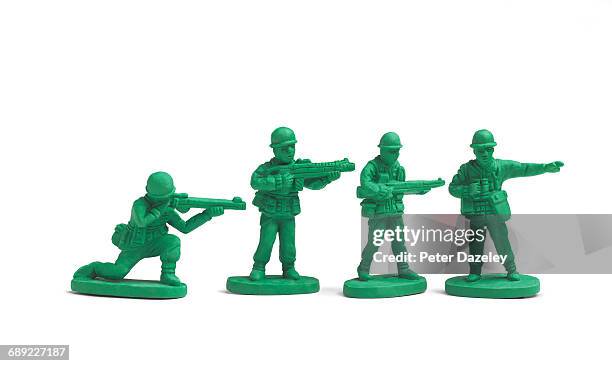 plastic toy soldiers in a line - army soldier toy - fotografias e filmes do acervo