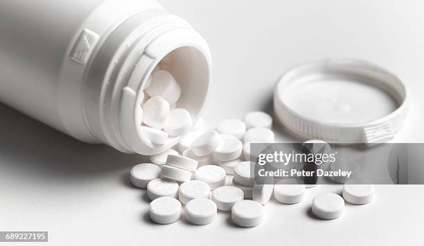 mini aspirin heart disease headache bowel cancer - pillole foto e immagini stock
