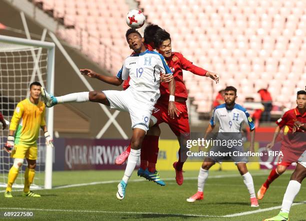 Douglas Martinez of Honduras heads the ball during the FIFA U-20 World Cup Korea Republic 2017 group E match between Honduras and Vietnam at Jeonju...