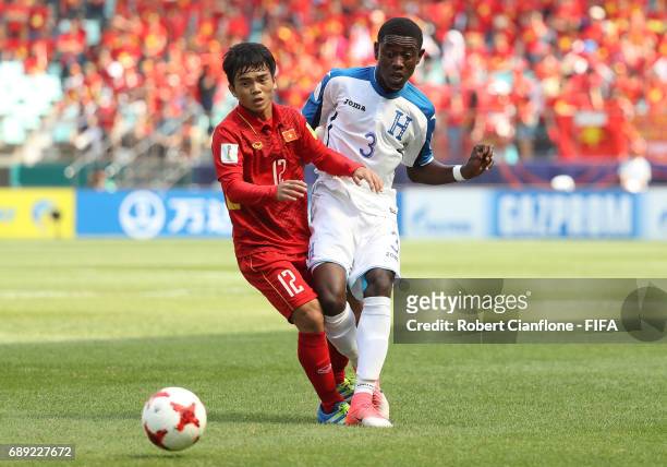 Wesly Decas of Honduras is challenged by Hoang Nam Luong of Vietnam during the FIFA U-20 World Cup Korea Republic 2017 group E match between Honduras...