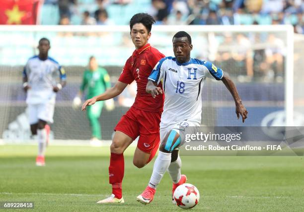 Darixon Vuelto of Honduras is chased by Tan Sinh Huynh of Vietnam during the FIFA U-20 World Cup Korea Republic 2017 group E match between Honduras...