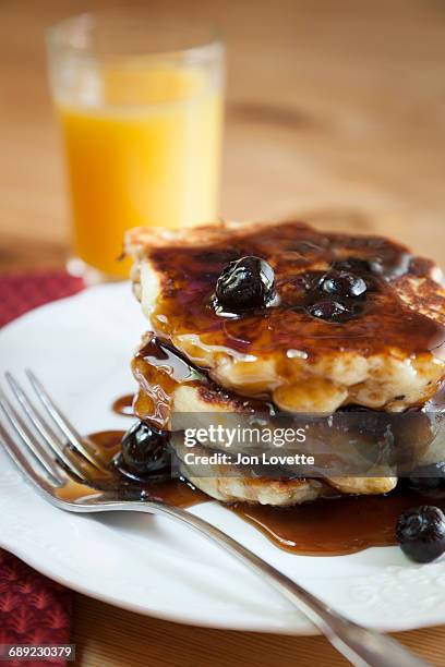 blueberry pancakes with molasses syrup - molasses 個照片及圖片檔