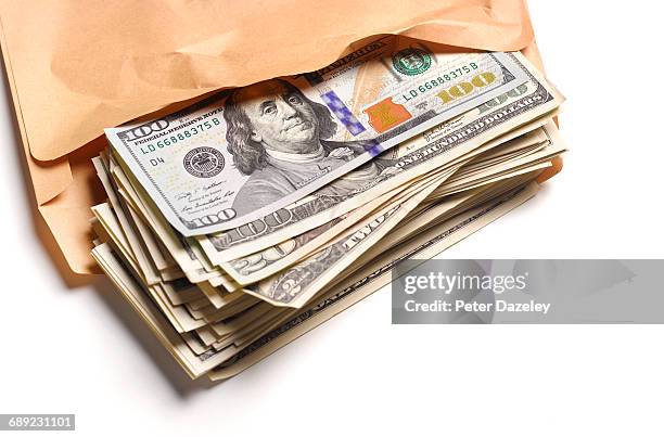 us dollars in brown envelope - corruption imagens e fotografias de stock