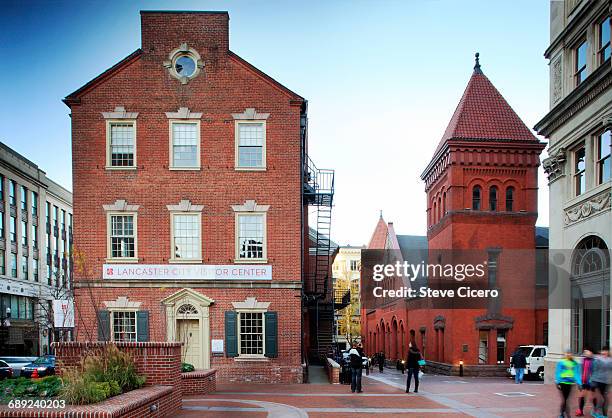 lancaster pa town square - condado de lancaster pensilvania fotografías e imágenes de stock