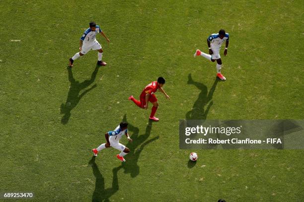 Van Hao Duong of Vietnam runs with the ball during the FIFA U-20 World Cup Korea Republic 2017 group E match between Honduras and Vietnam at Jeonju...