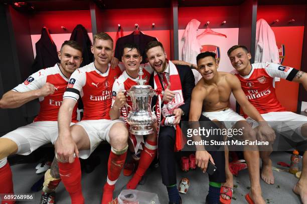 Aaron Ramsey, Per Mertesacker, Granit Xhaka, Shkodran Mustafi, Alexis Sanchez and Mesut Ozil celebrate after the Emirates FA Cup Final between...