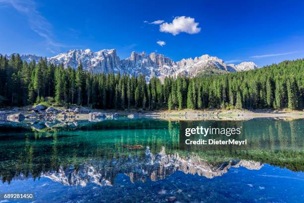 dolomiten - sees carezza - karersee, trentino-alto adige, italien - dolomiti stock-fotos und bilder