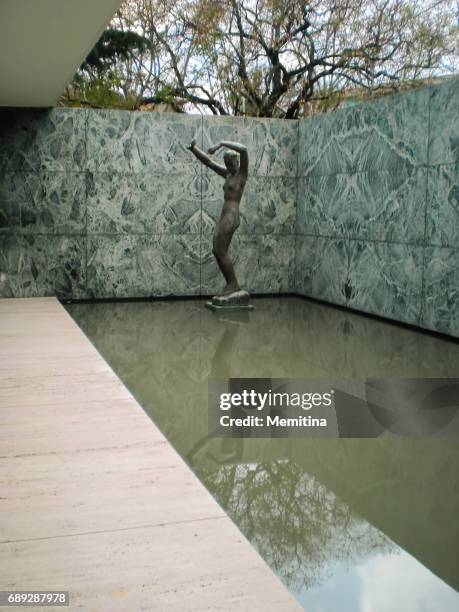 pavilhão de barcelona - casa de jardim ou parque - fotografias e filmes do acervo