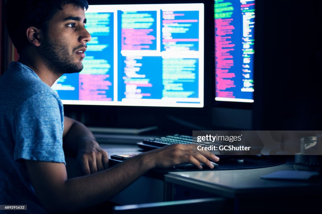 Computer-Programmierer, die auf komplexen Algorithmen zu Hause arbeiten